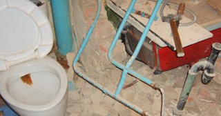 Профессиональный демонтаж перегородки ванной и туалета в Лыткарино - от 570 рублей